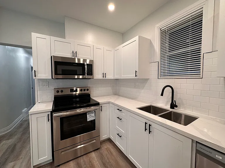 128 Wentworth St N #1 — Photo 10