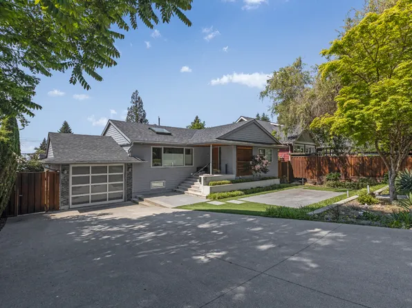 667 Kerry Pl #1A, North Vancouver, BC V7N 2Y6