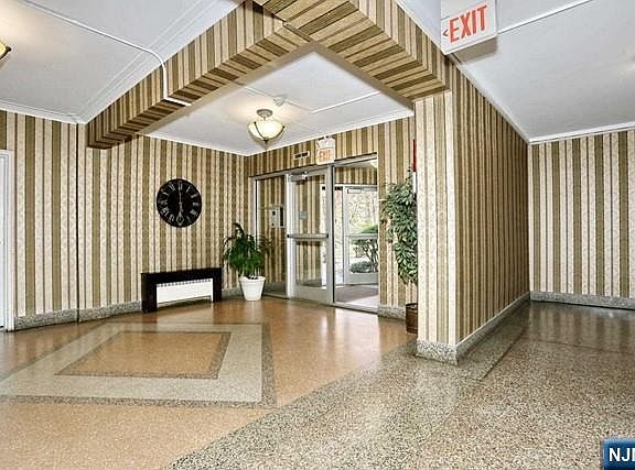 3rd image of 2340 Linwood Ave #0C