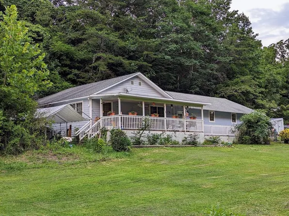 15 Celestial Ln, Whittier, NC 28789