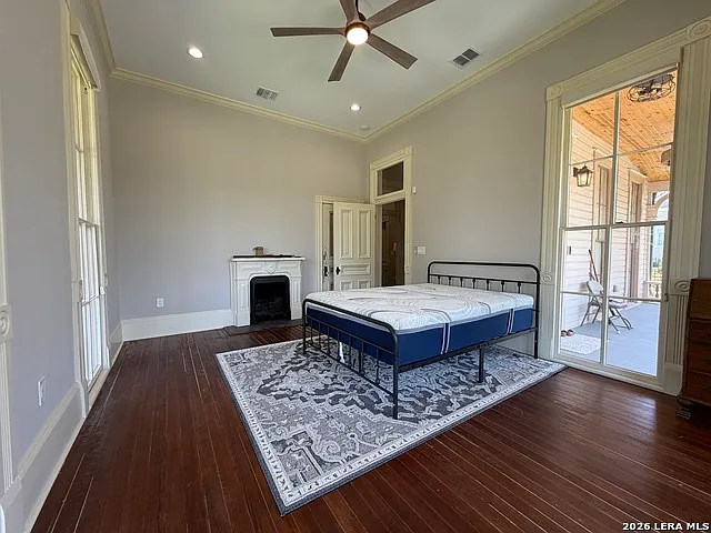 1133 E Crockett St — Photo 5