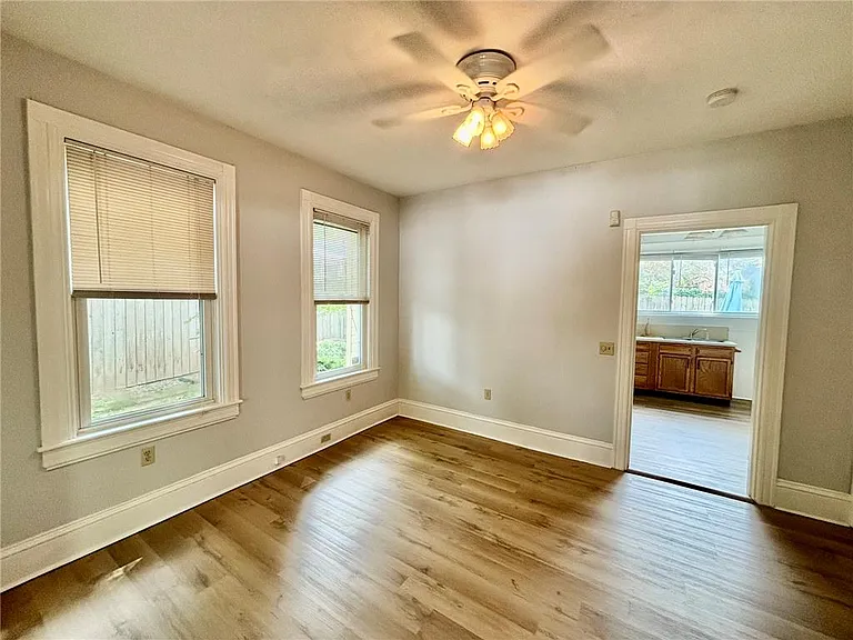 412 Parsons St — Photo 4