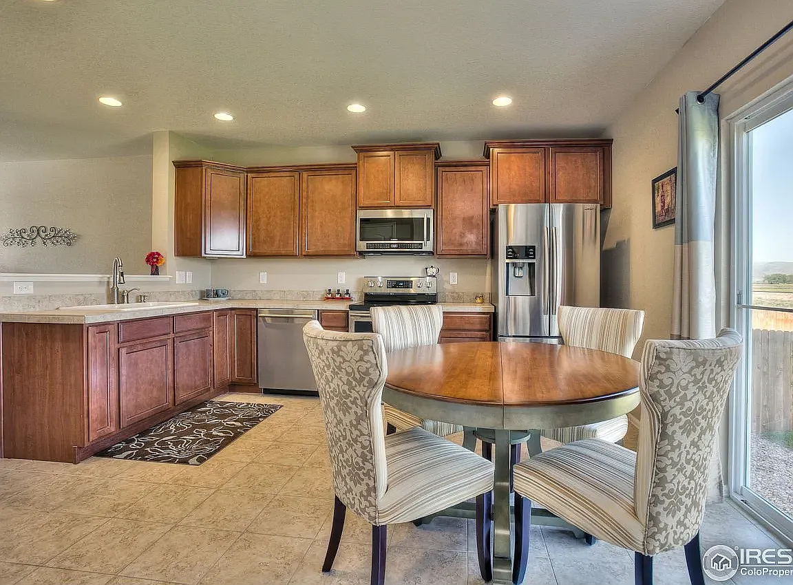 4 bed, 2299 sqft, $2,850 — Photo 4