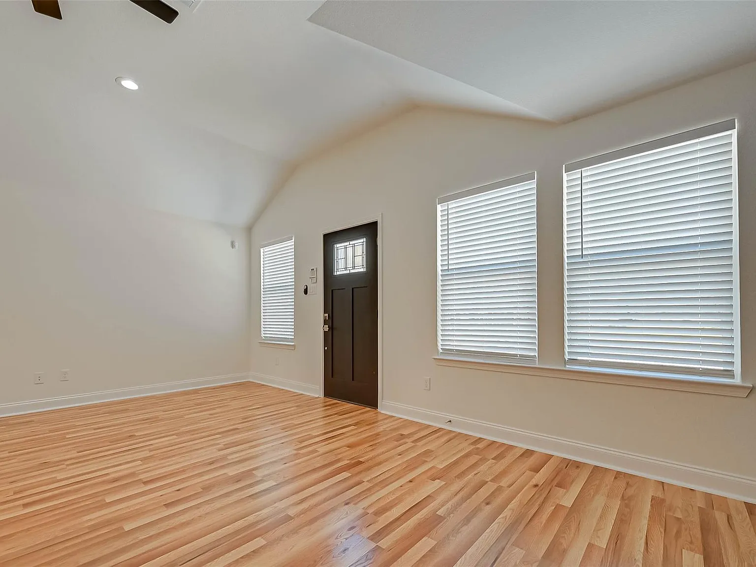 3 bed, 2.0 bath, 2440 sqft, $1,850 — Photo 3