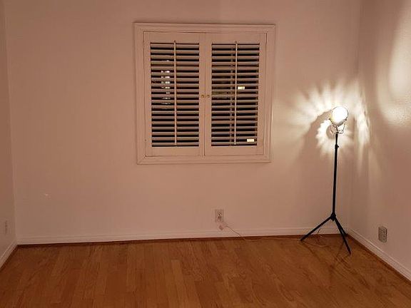 4th image of 516 1/2 Begonia Ave
