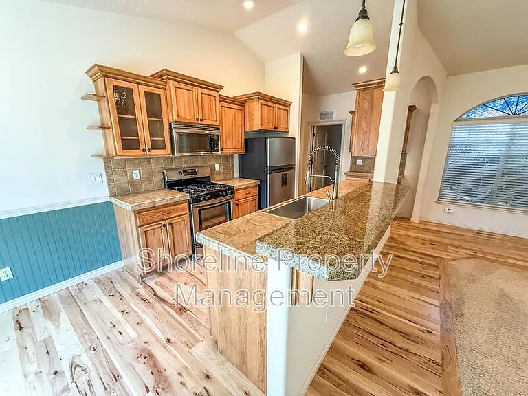 2328 E Satterfield St — Photo 14