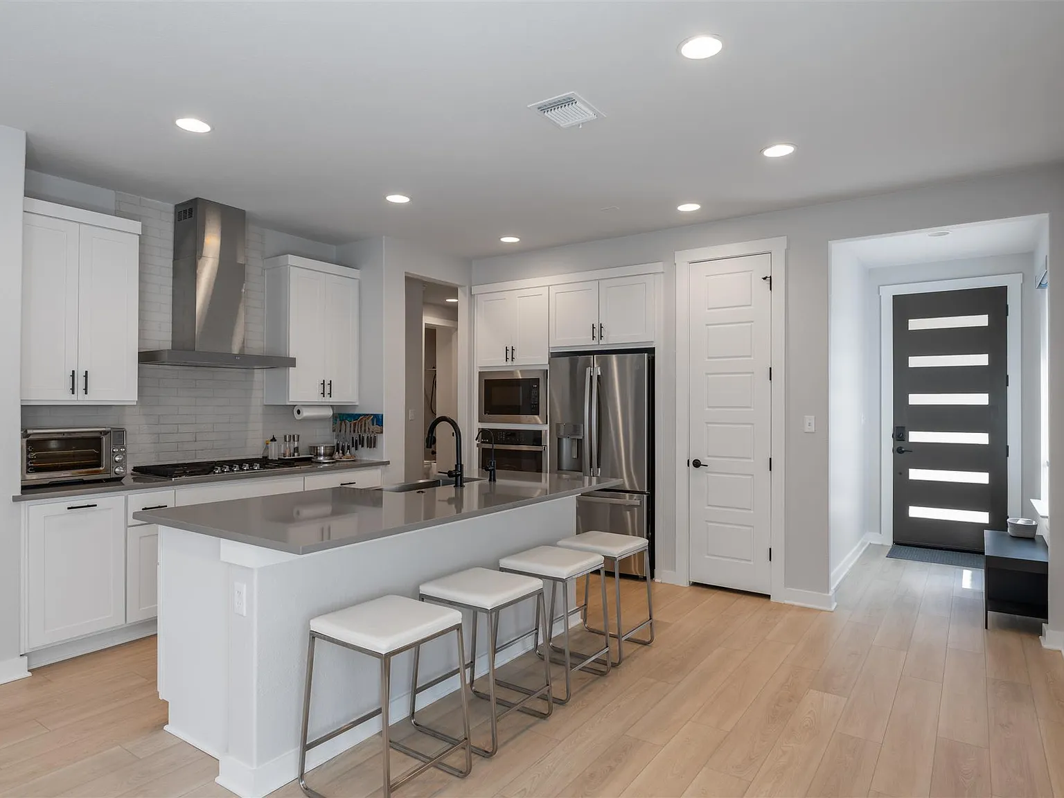 3 bed, 2.0 bath, 1615 sqft, $2,900 — Photo 4