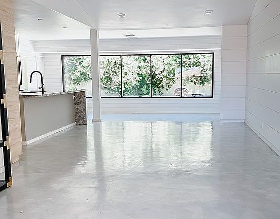 4th image of 615 S Revolta Cir