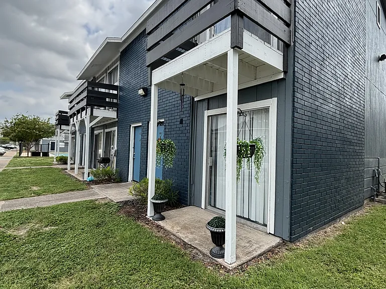 Edinburg Place Apartments — Photo 2