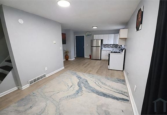 4th image of 335 Murray St