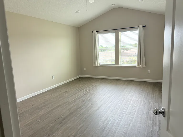 1604 Mathews Manor Dr — Photo 7