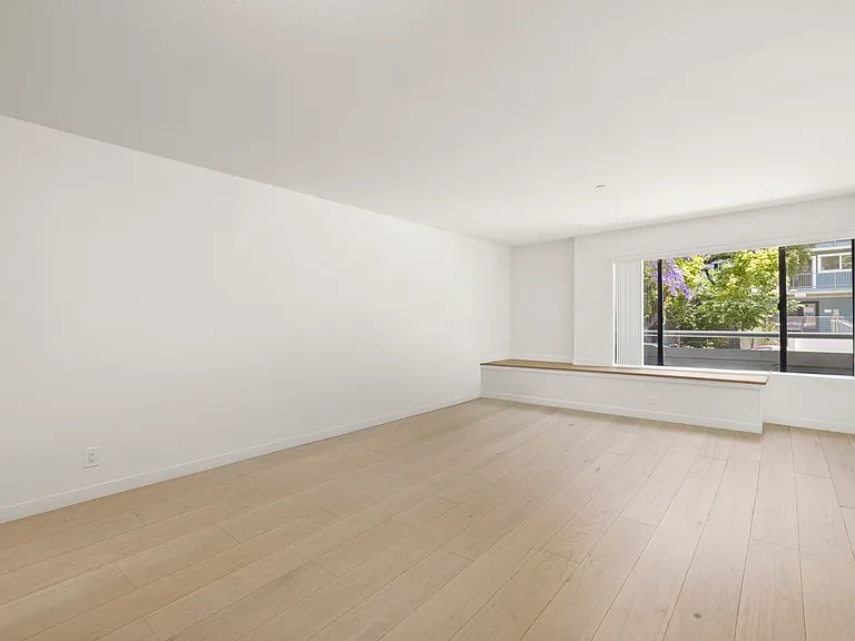 1141 N Columbus Ave — Photo 23