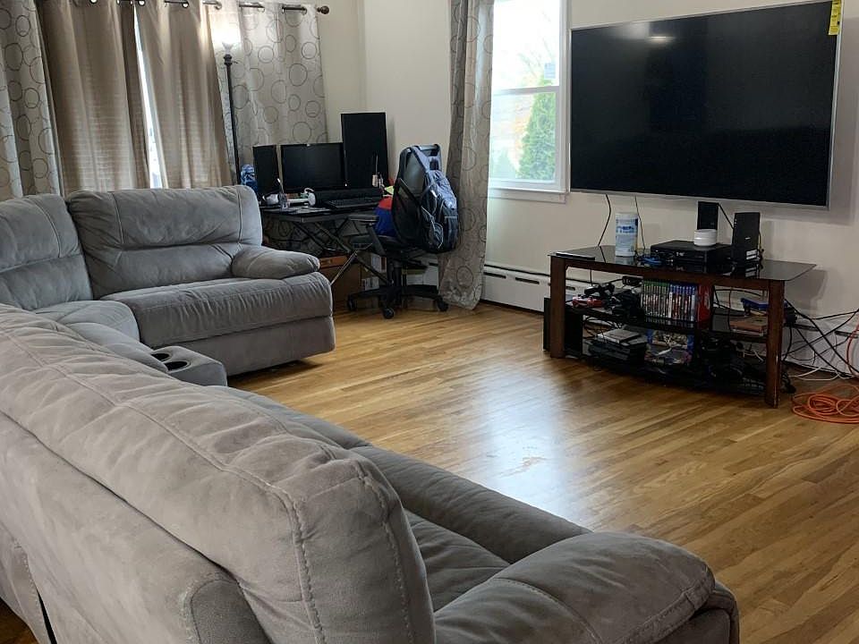 1st image of 219 Gordon Ave Floor 1