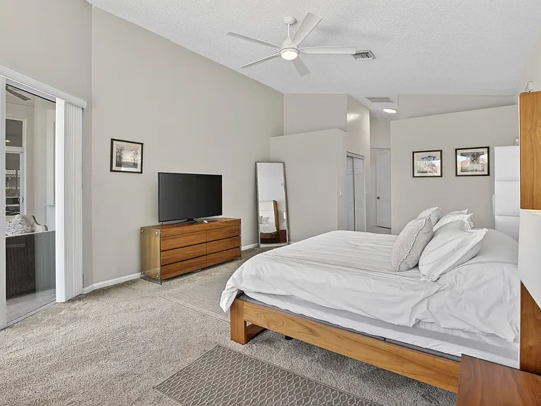2922 Medinah — Photo 36