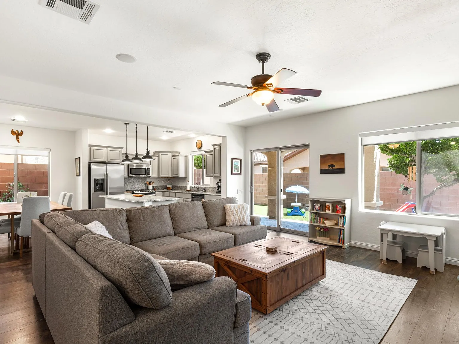 3 bed, 2.5 bath, 2018 sqft, $2,500 — Photo 3