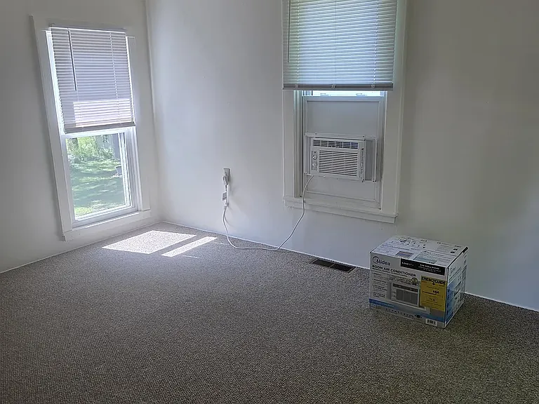 413 1/2 N Marshall Ave — Photo 4