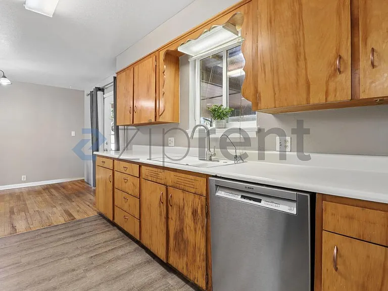 633 E Stuart St — Photo 9