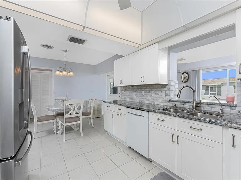 1720 Florence Ave — Photo 15