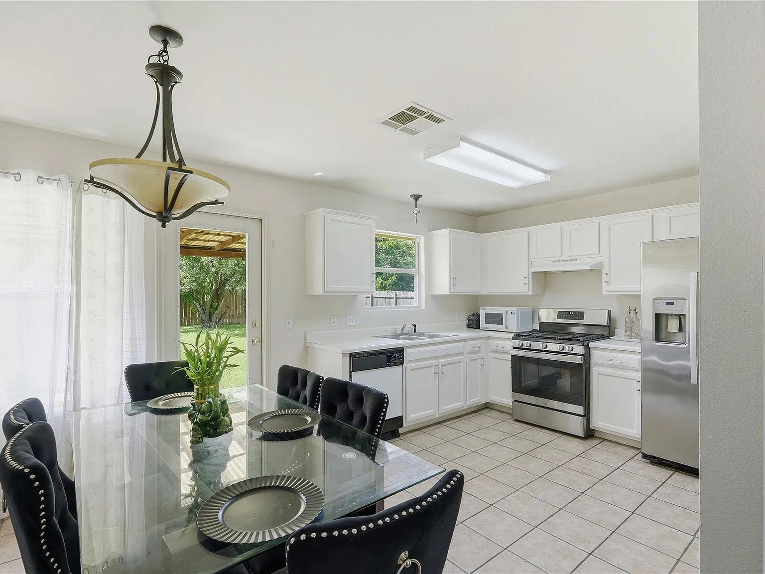 2 bed, 1.0 bath, 886 sqft, $1,780 — Photo 1