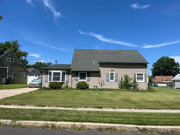 10 Rolling Ln, Levittown, PA 19055