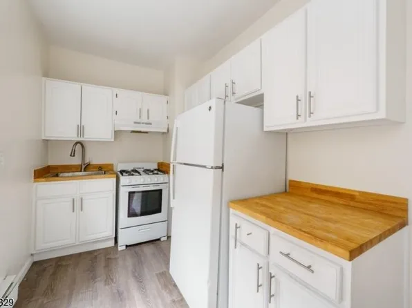 32 W 10th St #4, Bayonne, NJ 07002