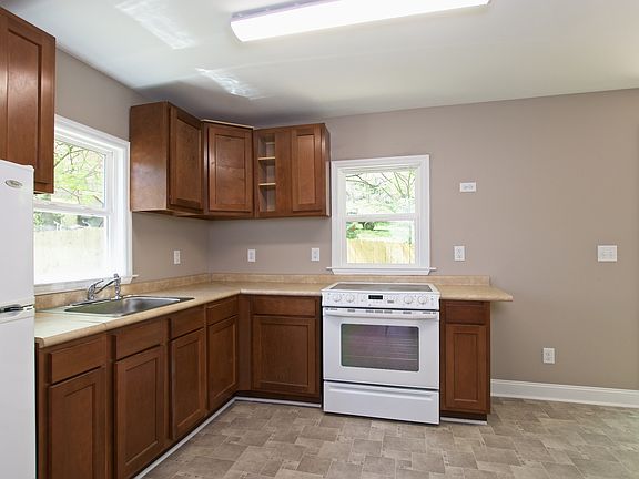 3rd image of 979 W Elmwood Dr