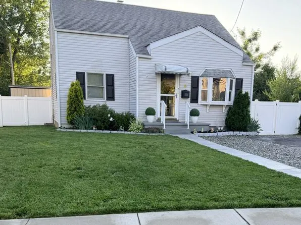 8 Runyon Dr, Hamilton, NJ 08610