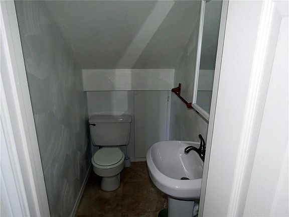 5th image of 512 E Avenue J APT B