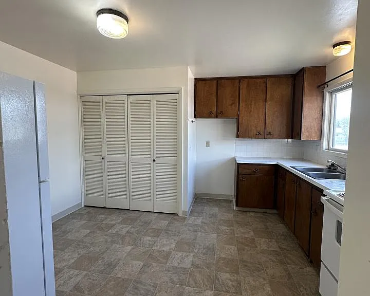 2304 1/2 Alderson Ave — Photo 4