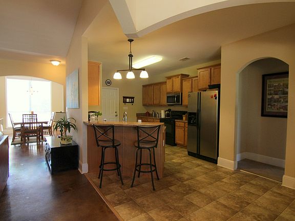 Kitchen w/ Bar