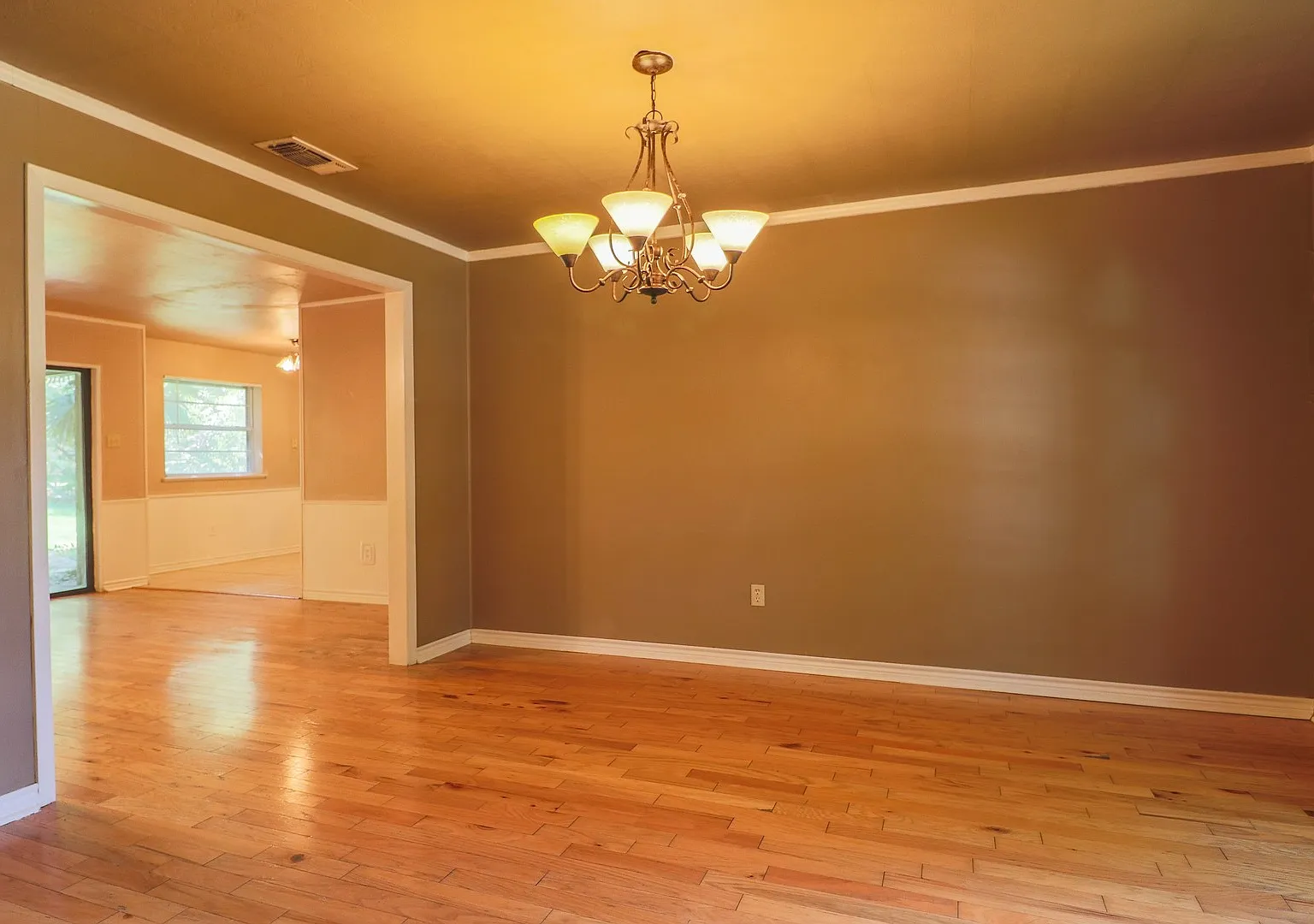 Nestled in a prime Fort Worth location, this charming 3-bedroom, 2-bathroom single-family home of... — Photo 4