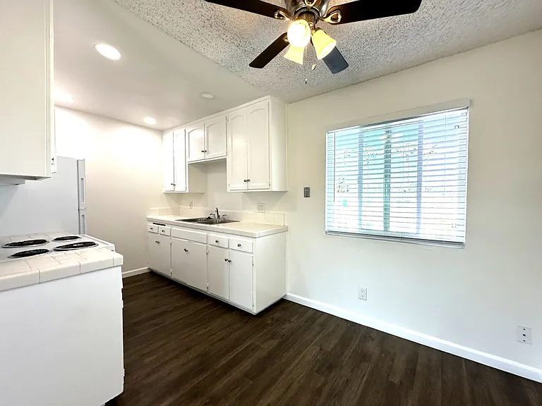 210 Quintard St — Photo 3