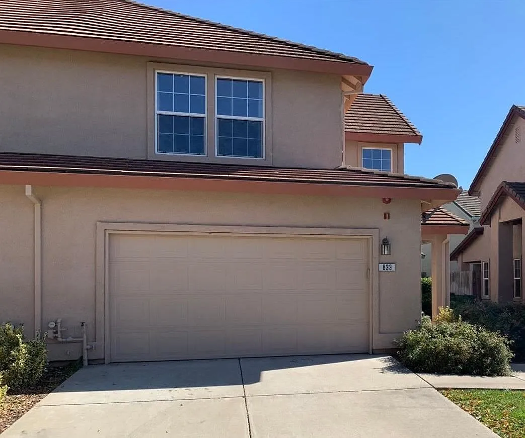 833 Lupine Ct photo 1