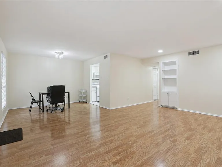 2401 Leon St #210 — Photo 8