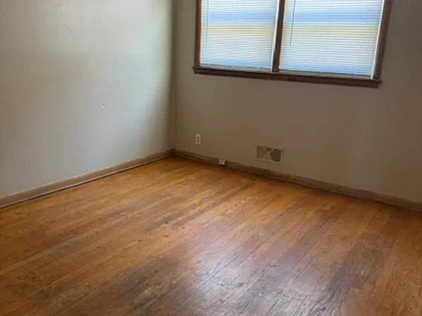 1205 E Singer Cir #5, Milwaukee, WI 53212
