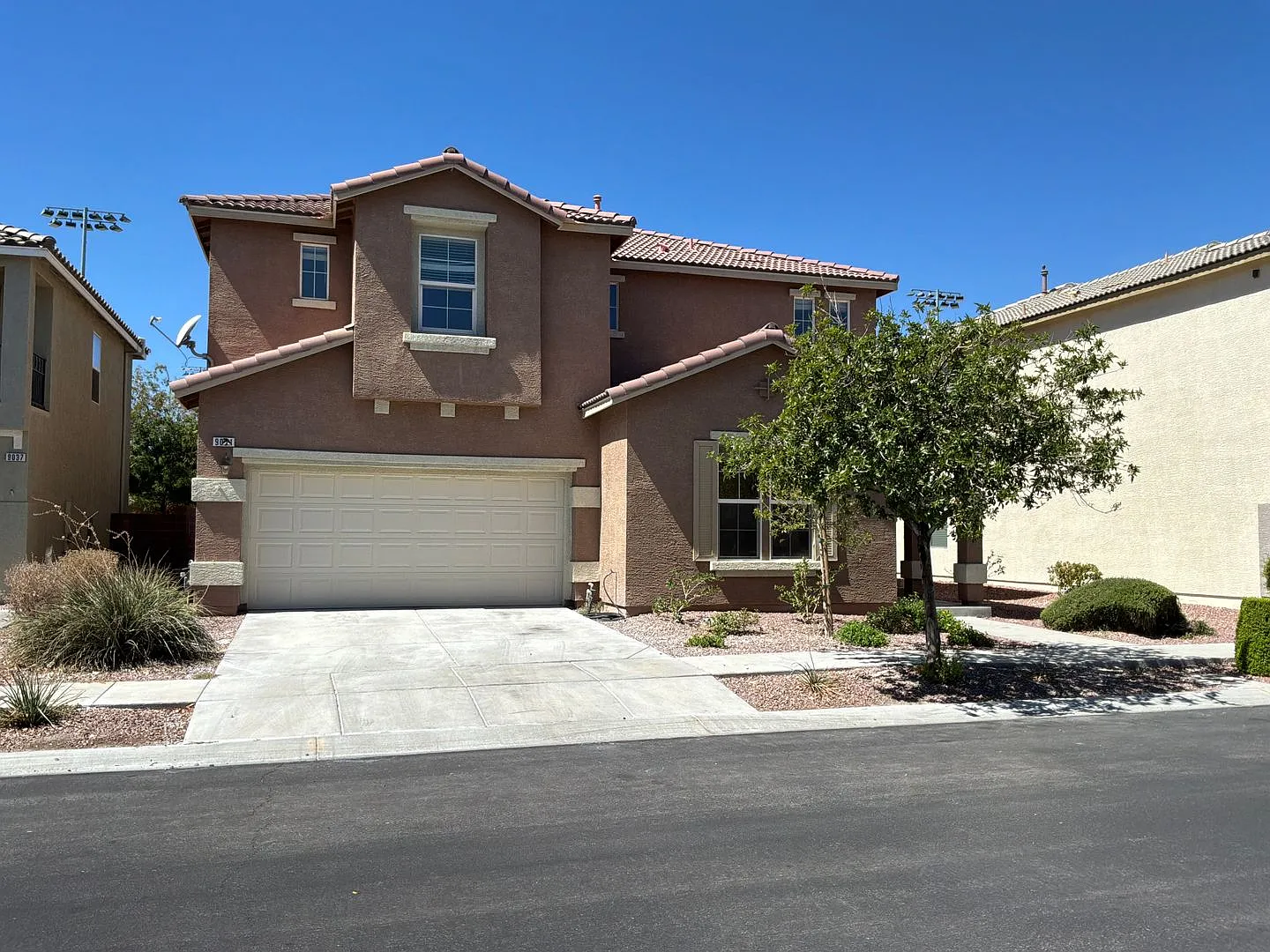2 Story detached home 4 bedrooms 2.5 bathrooms 2 car garage Gated Subdivision — Photo 2