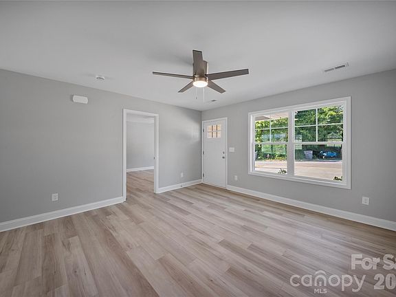 5th image of 301 W 9th St