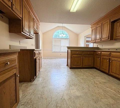 3rd image of 924 Saltwood Rd