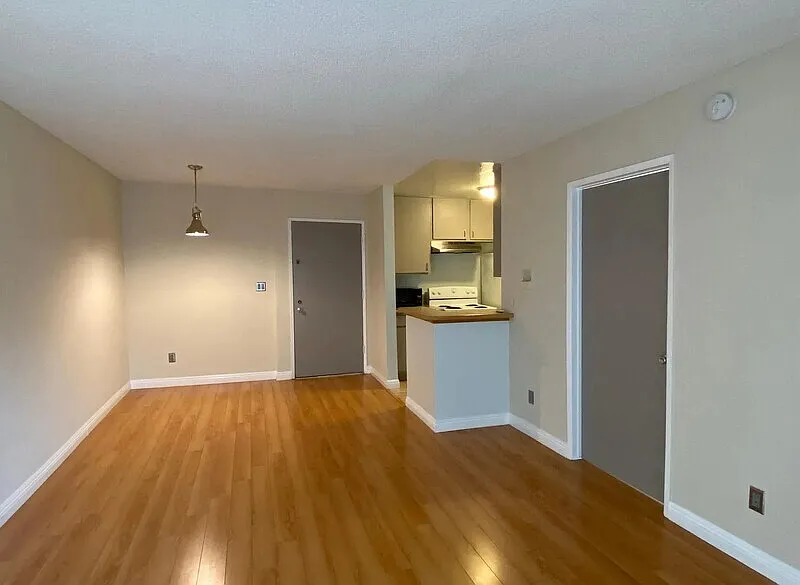 320 S Ardmore Ave — Photo 2