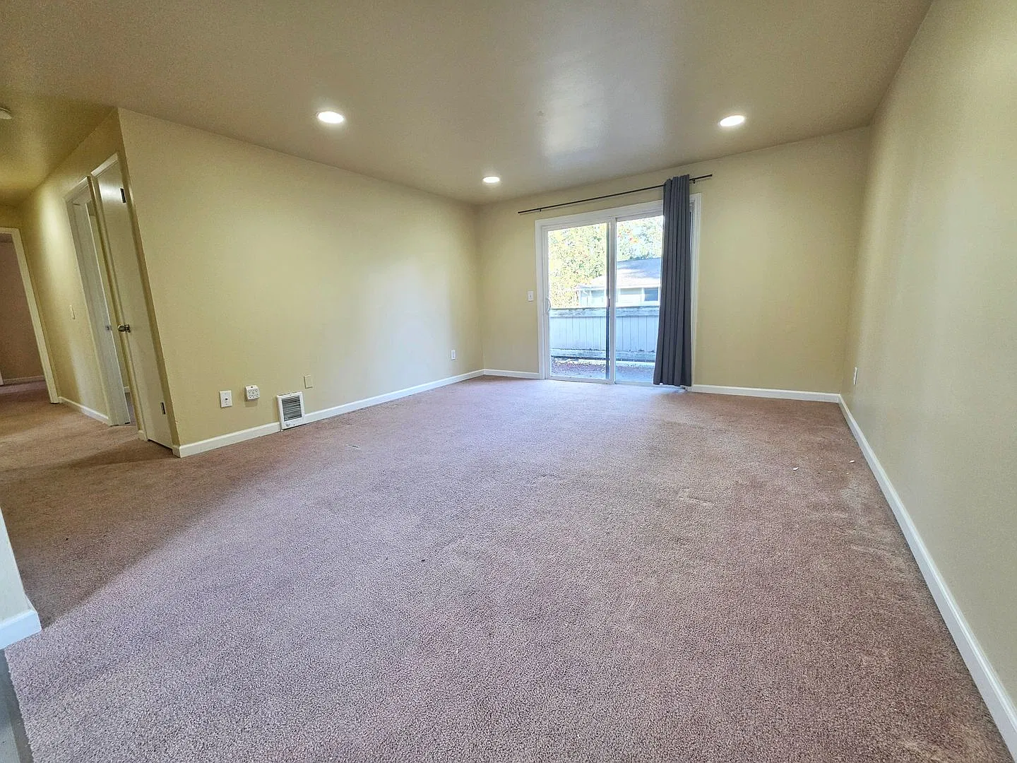 Beautiful 2 Bed 1 Bath Condo in Mountlake Terrace — Photo 4