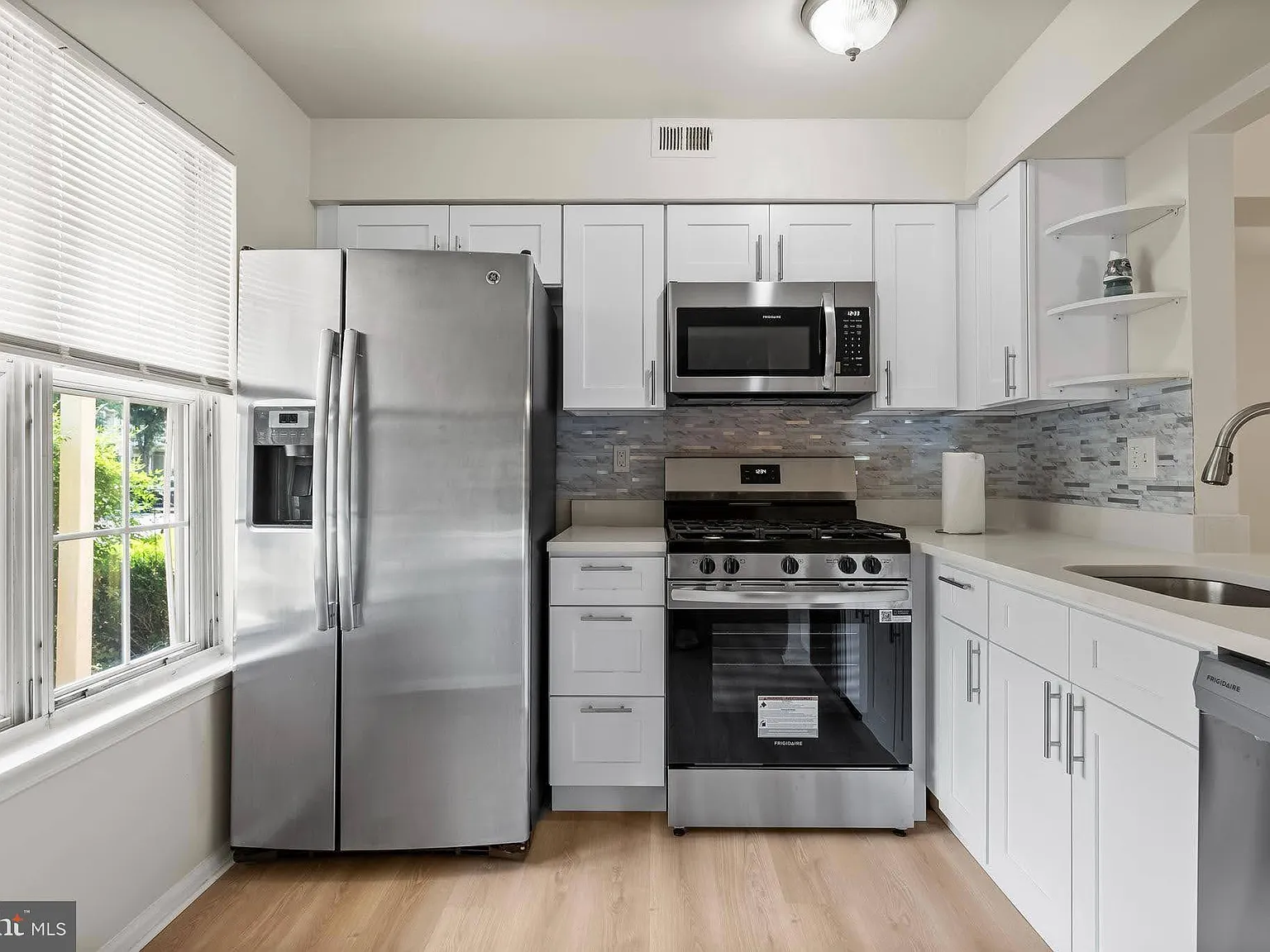 2 bed, 1.0 bath, 920 sqft, $2,200 — Photo 2