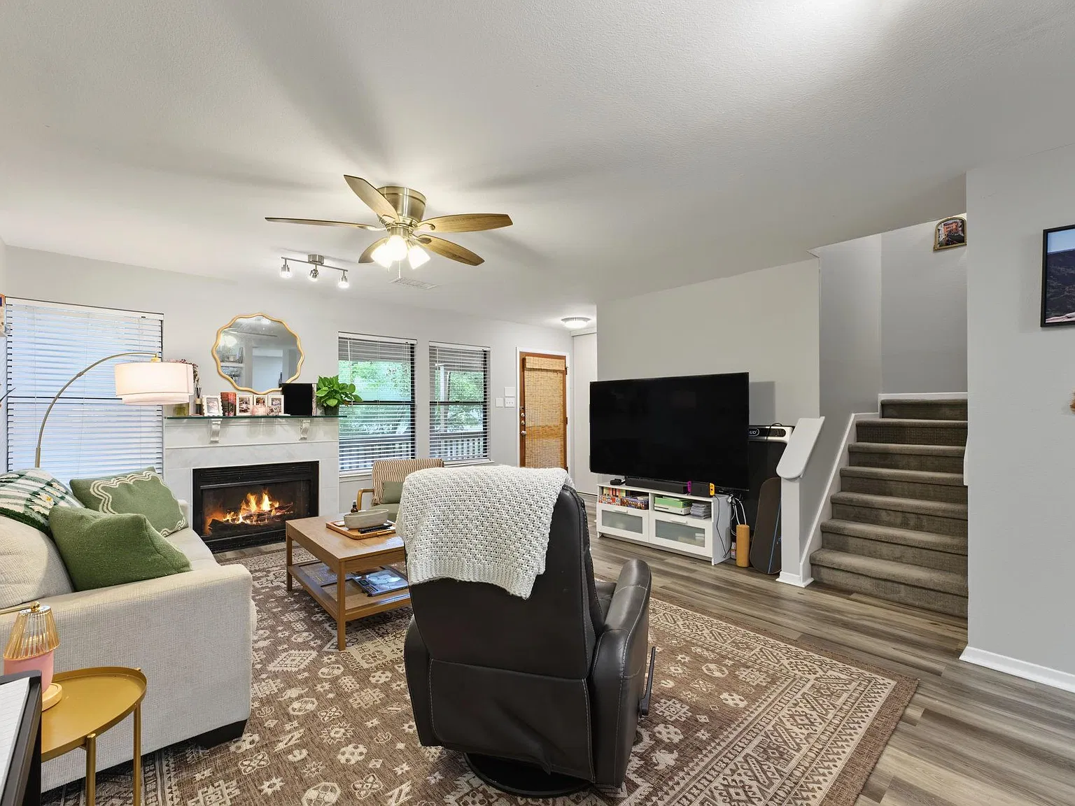 3 bed, 2.5 bath, 1428 sqft, $1,800 — Photo 3