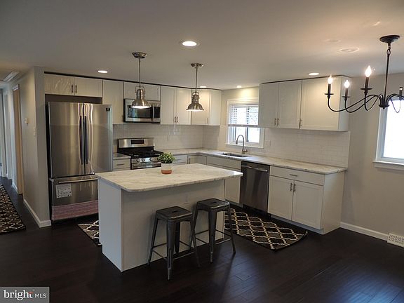 3rd image of 412 Darwin Dr