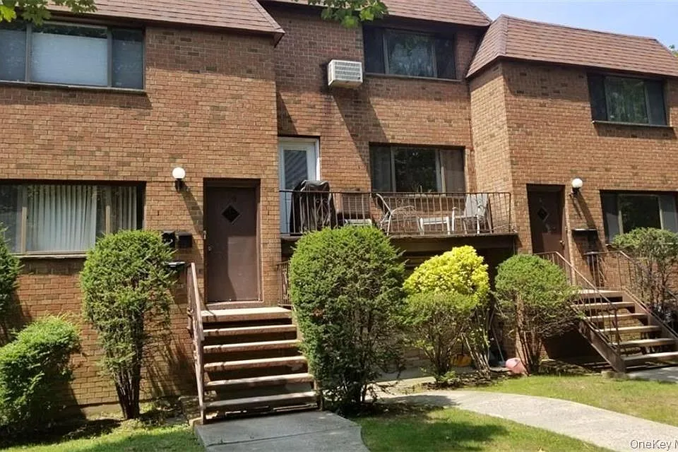 81 Stratton St #2