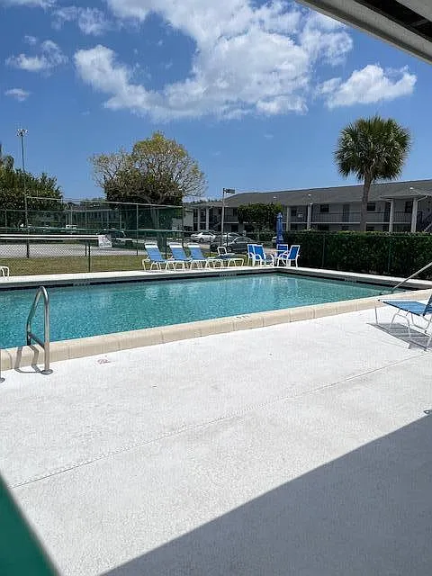 3 bed, 3.0 bath, 1360 sqft, $2,450 — Photo 3