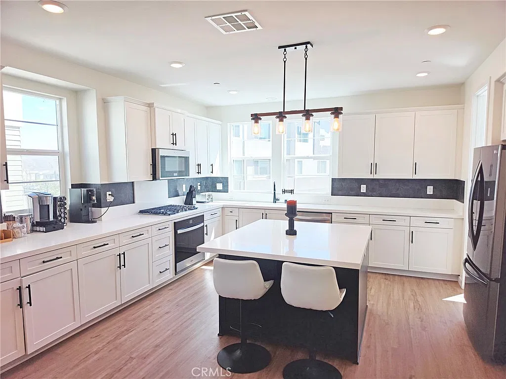 3 bed, 1960 sqft, $4,300 — Photo 4