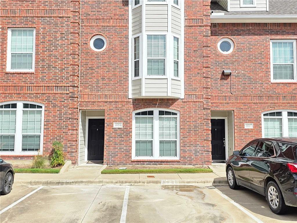 4 bed, 4.5 bath, 1856 sqft, $700 — Photo 1