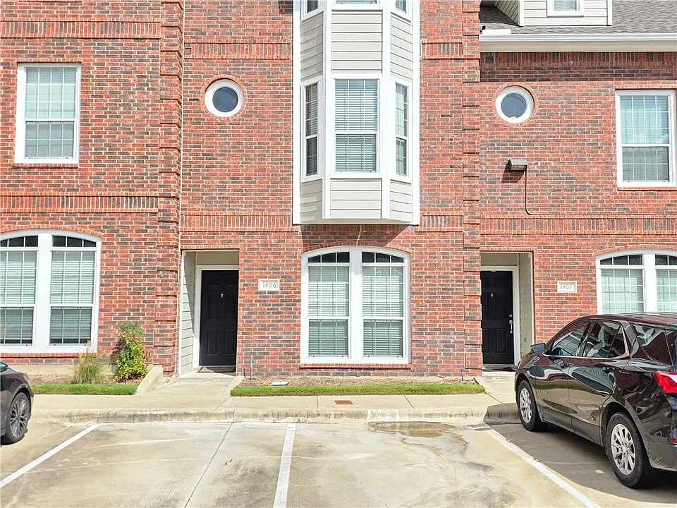 305 Holleman Dr E #1406