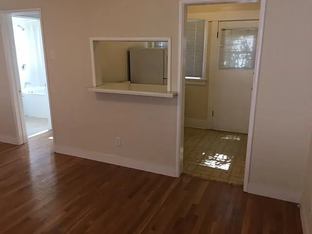 1528 E 1st St #10 — Photo 1