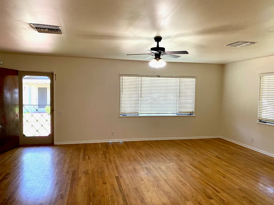 Spacious Living Room w Ceiling Fan